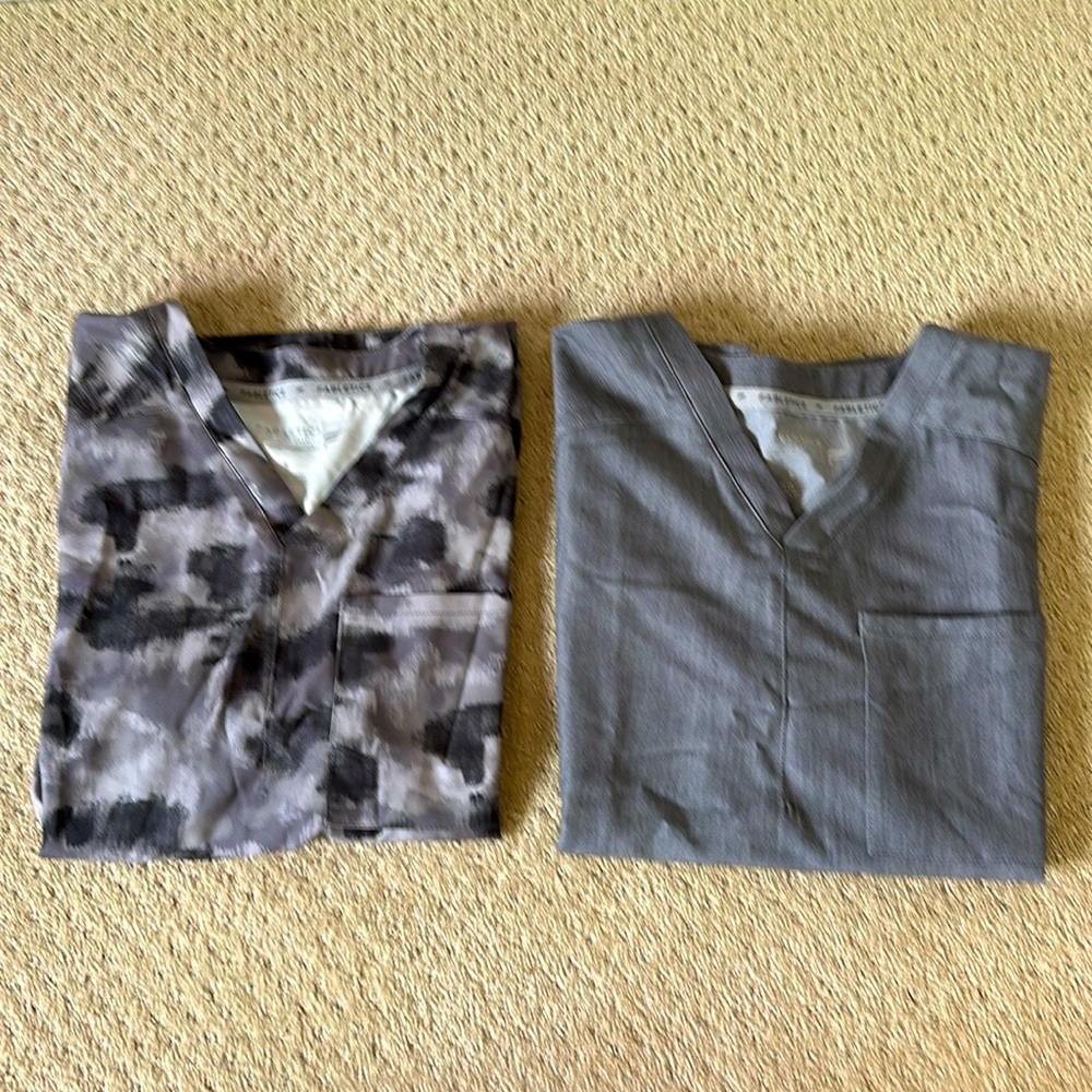 🩺 💙 2 NEW Fabletics Men's Short Sleeve V-Neck Scrub Top Grey & Grey CAMO SMALL